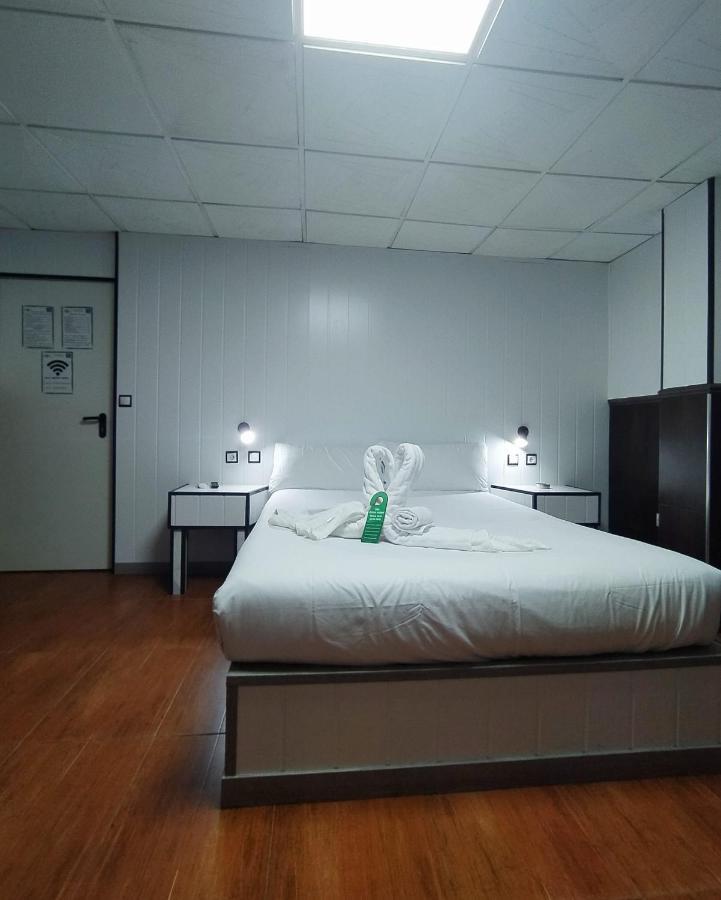 Hostal Avenida Andalucia - Solo Adultos Севилья Экстерьер фото