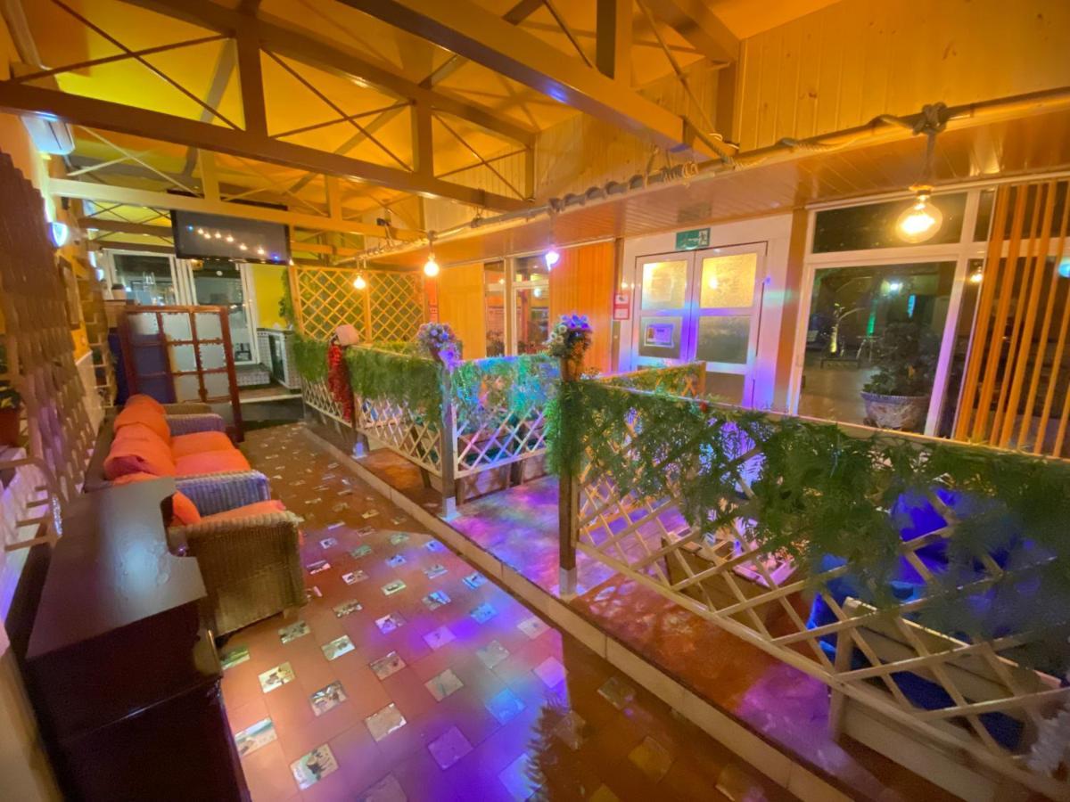 Hostal Avenida Andalucia - Solo Adultos Севилья Экстерьер фото