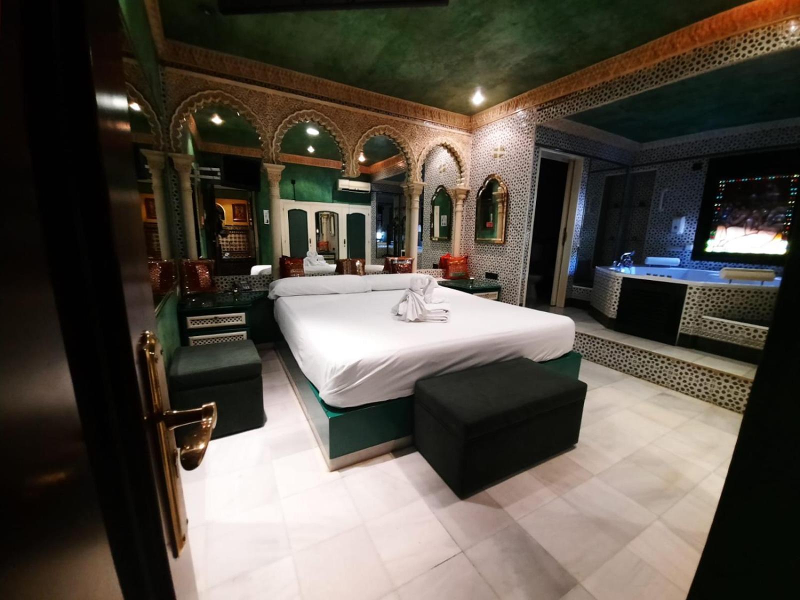 Hostal Avenida Andalucia - Solo Adultos Севилья Экстерьер фото