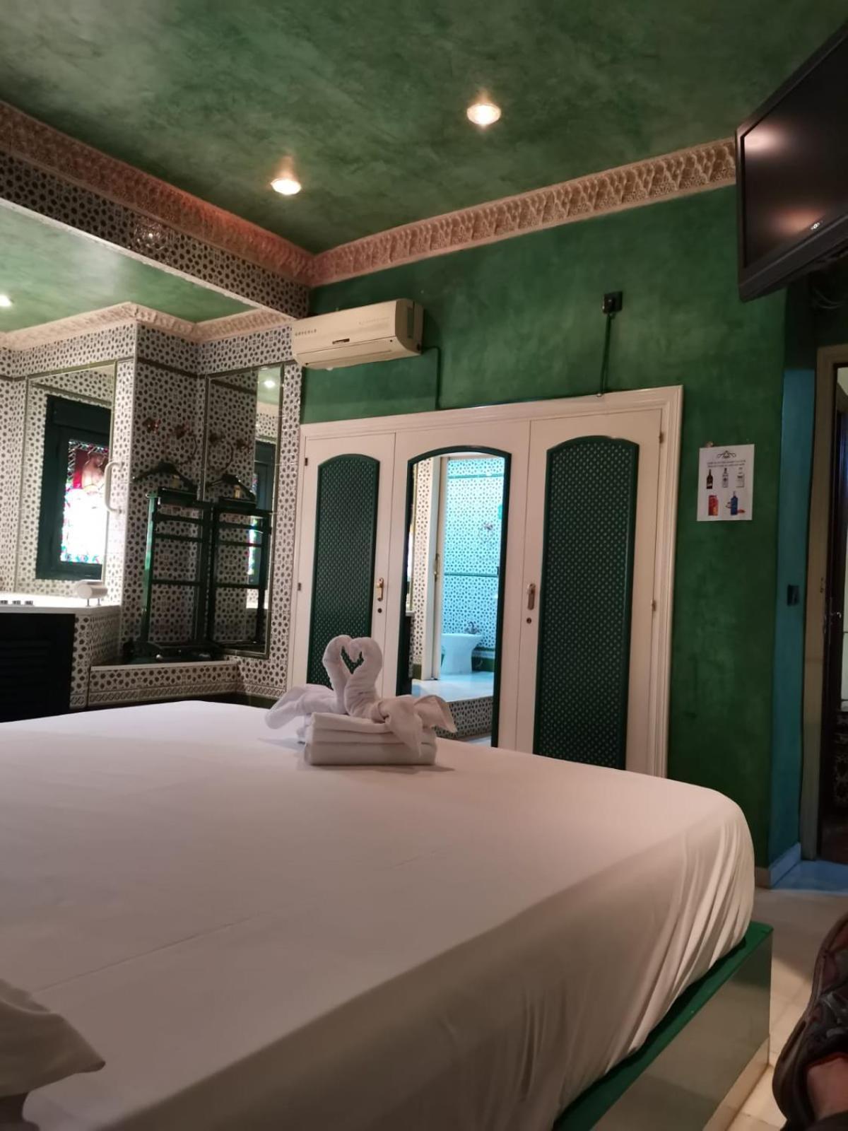 Hostal Avenida Andalucia - Solo Adultos Севилья Экстерьер фото