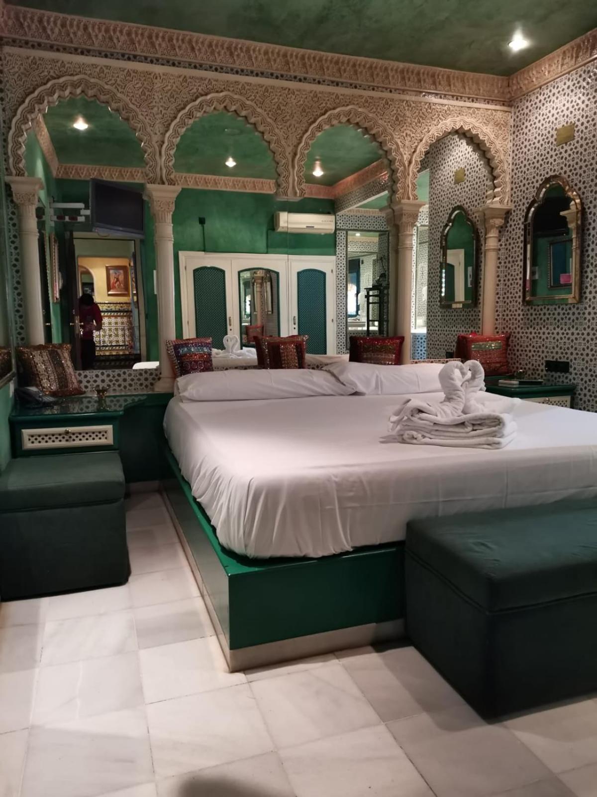 Hostal Avenida Andalucia - Solo Adultos Севилья Экстерьер фото
