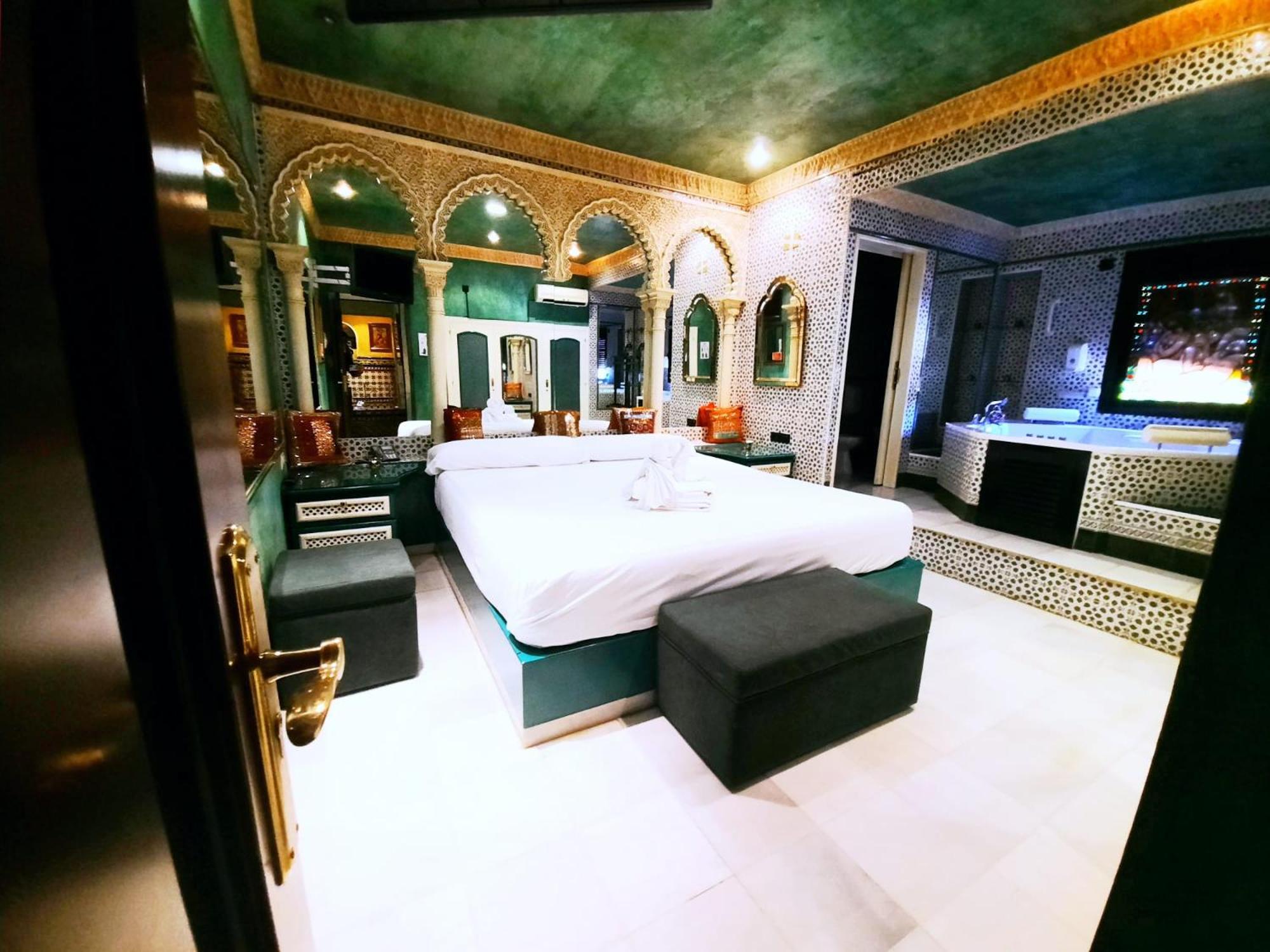 Hostal Avenida Andalucia - Solo Adultos Севилья Экстерьер фото