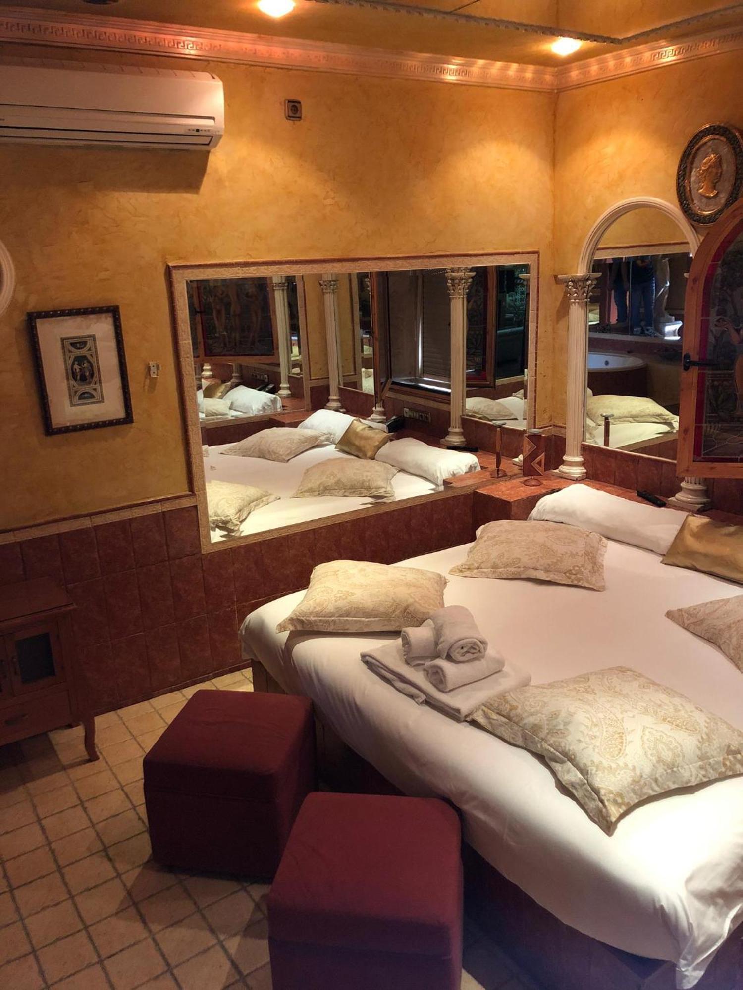 Hostal Avenida Andalucia - Solo Adultos Севилья Экстерьер фото