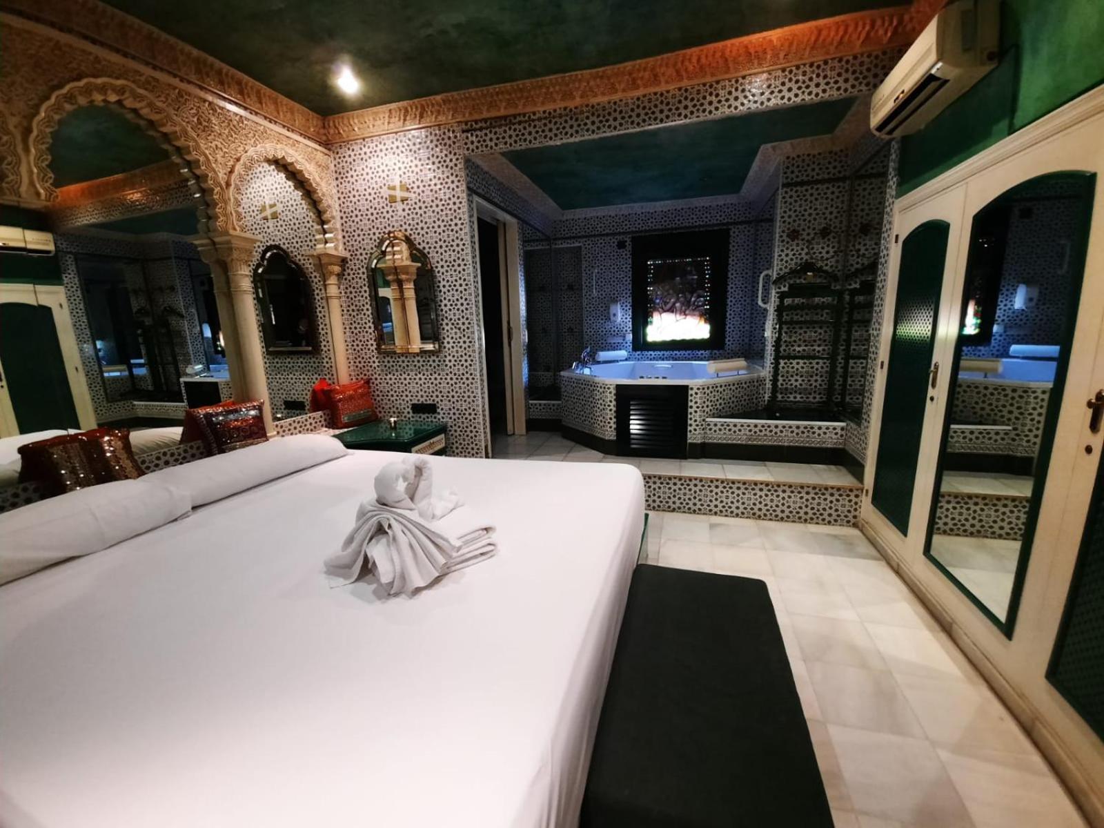 Hostal Avenida Andalucia - Solo Adultos Севилья Экстерьер фото