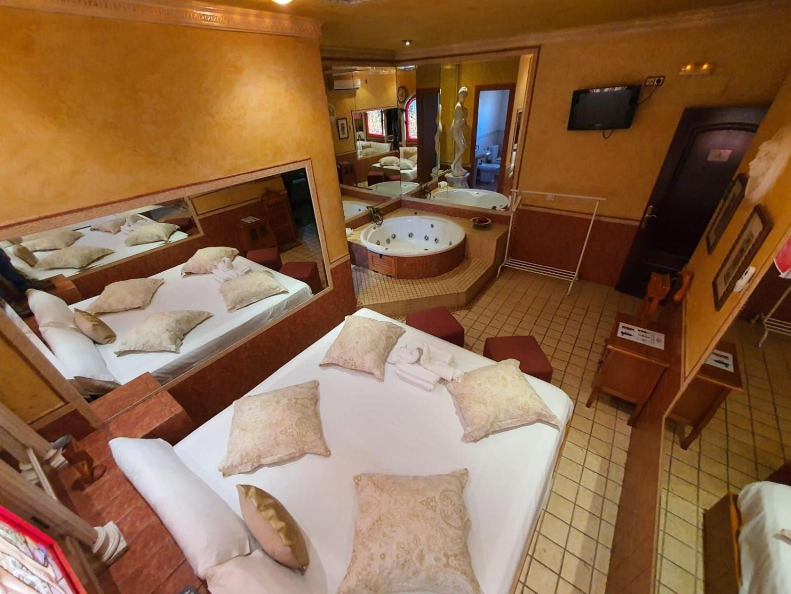 Hostal Avenida Andalucia - Solo Adultos Севилья Экстерьер фото