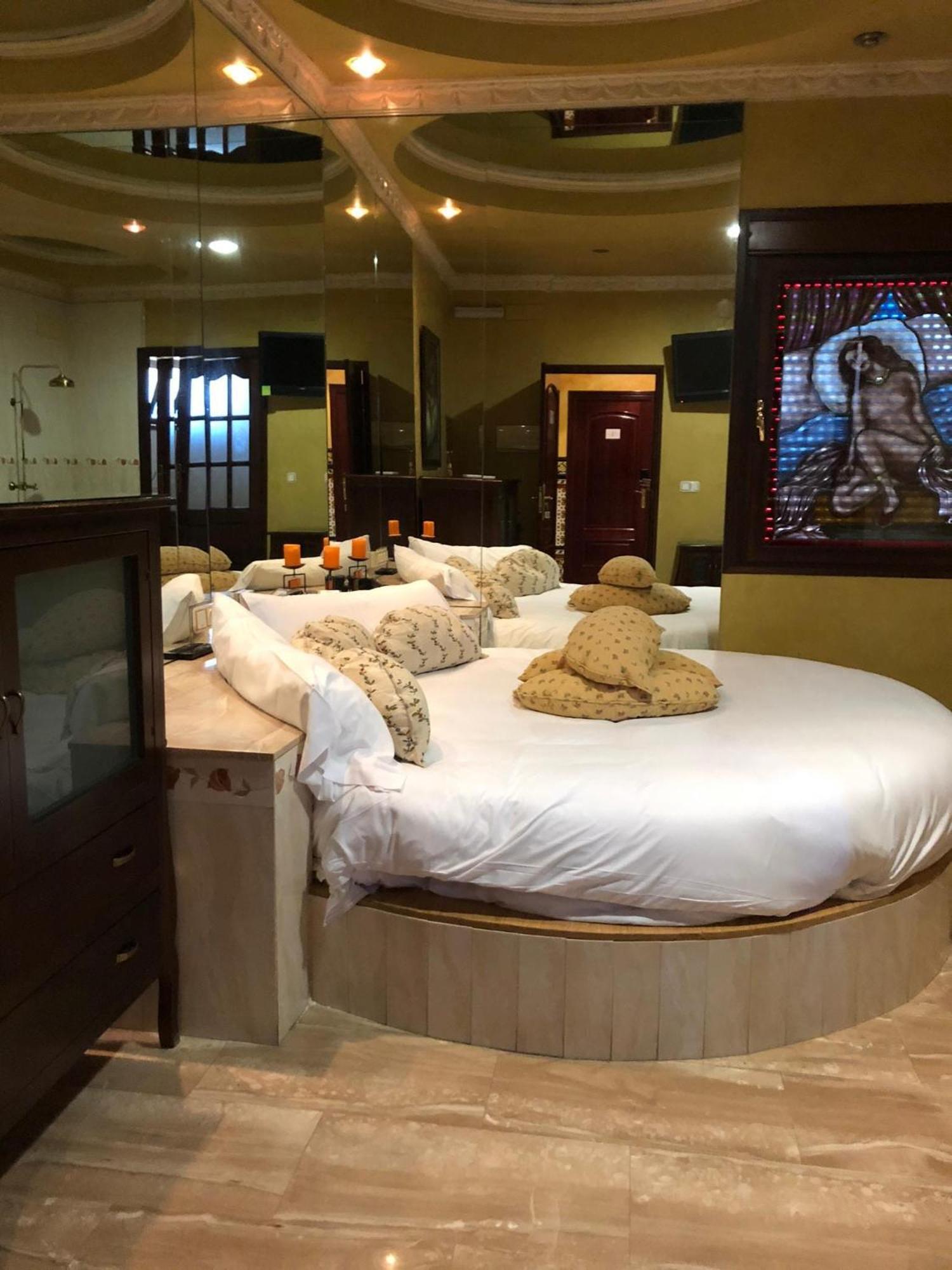 Hostal Avenida Andalucia - Solo Adultos Севилья Экстерьер фото