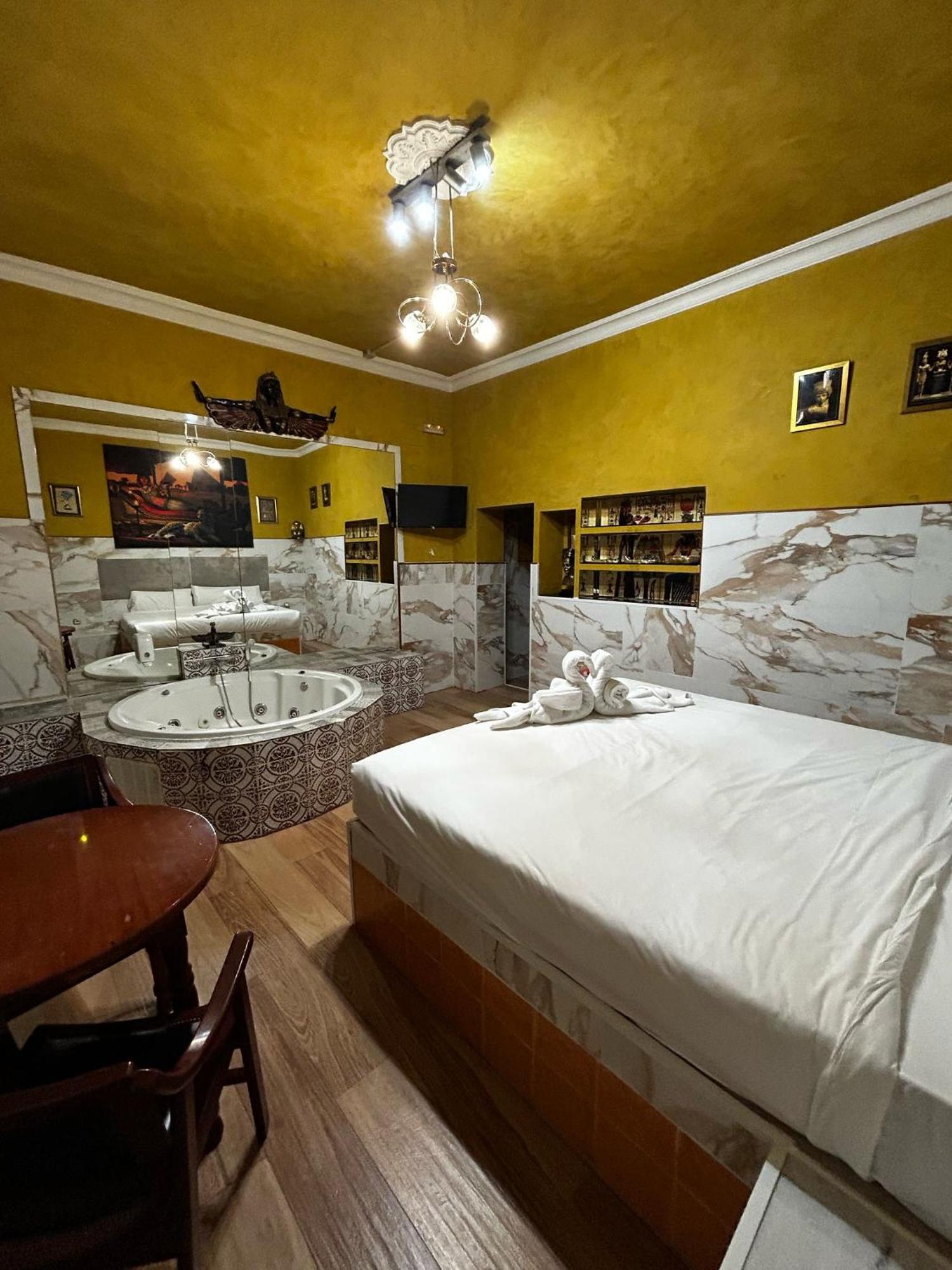 Hostal Avenida Andalucia - Solo Adultos Севилья Экстерьер фото