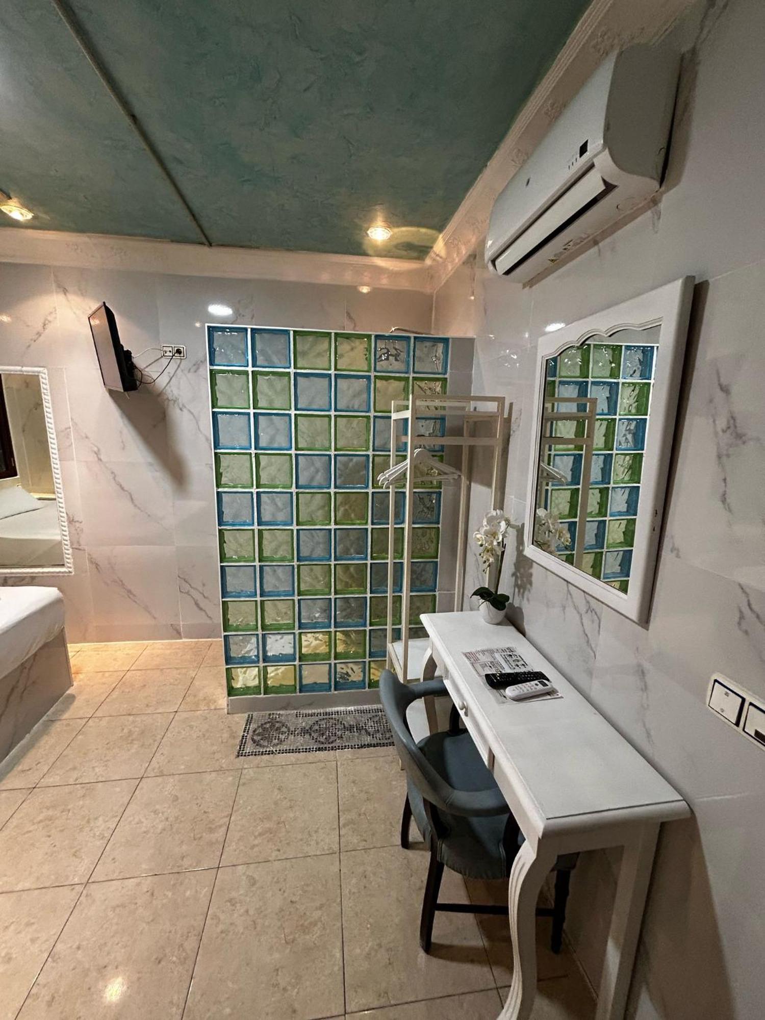 Hostal Avenida Andalucia - Solo Adultos Севилья Экстерьер фото